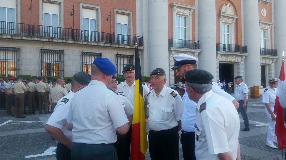 De Belgische delegatie CIOR CIOMR YROW bespreekt de openingsceremonie